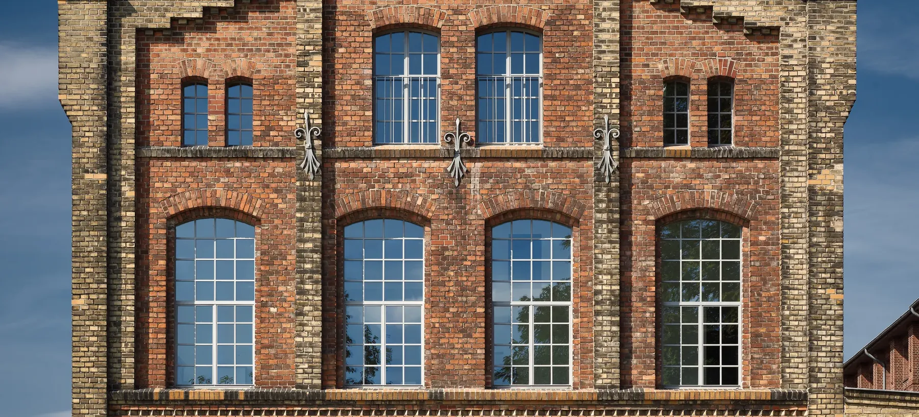 Backsteinfassade des Insel Campus Eiswerder in Berlin