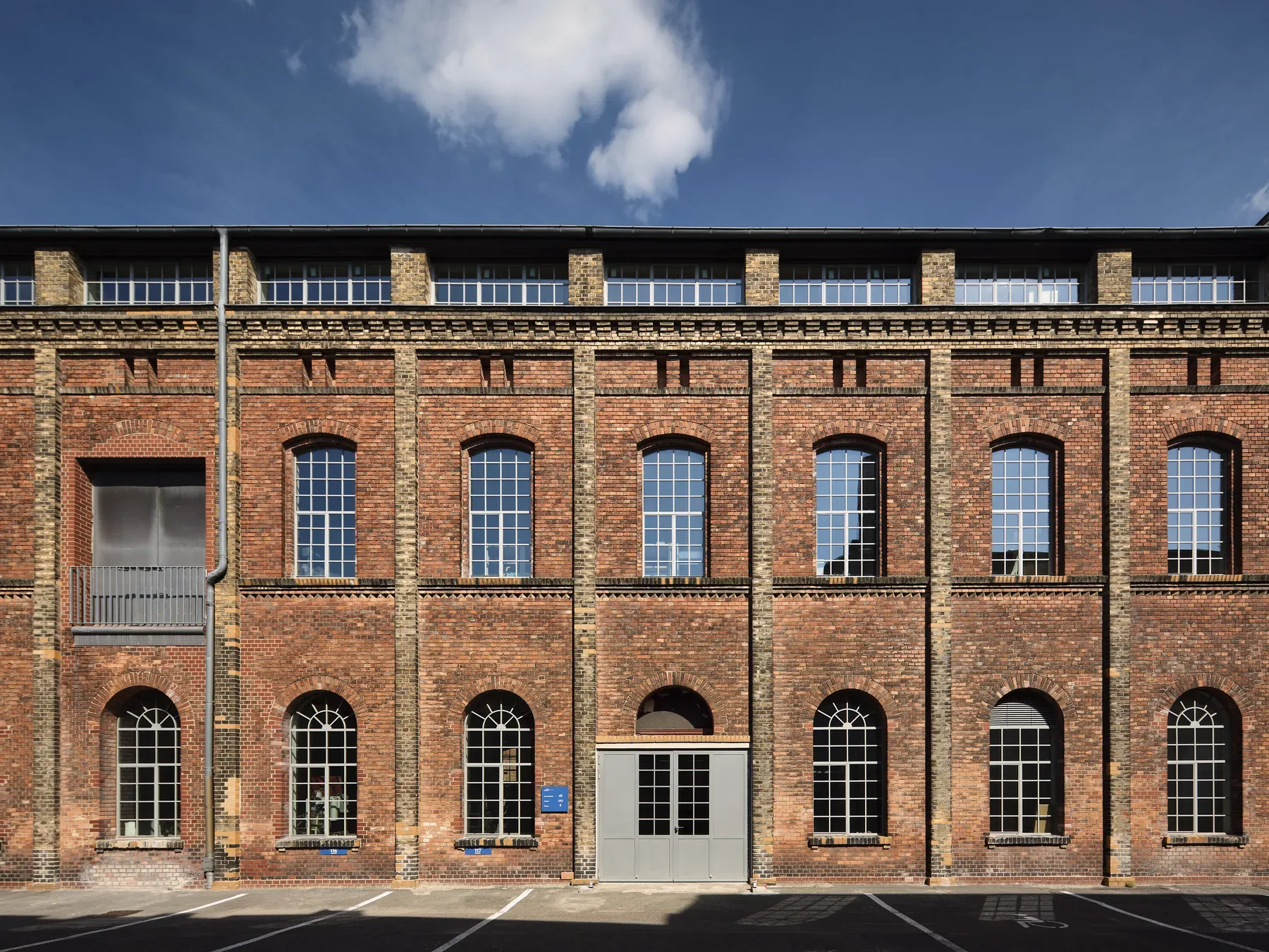 Backsteinhalle auf dem Insel Campus Eiswerder